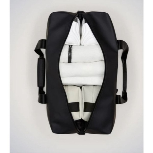 RAINS Trail Gym Bag 🖤 Black 🖤 water resistant 🖤 NWT - Picture 2 of 10